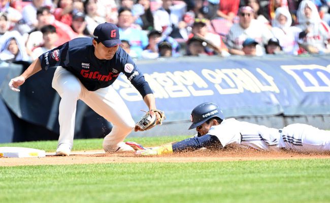 [OSEN=잠실, 이대선 기자] 26일 오후 서울 잠실야구장에서 2025 신한 SOL Bank KBO리그 두산 베어스와 롯데 자이언츠의 경기가 열렸다.두산은 잭로그, 롯데는 나균안을 선발 투수로 내세웠다.2회말 1사 1,2루 두산 김기연의 중전 적시타 때 3루로 쇄도한 1루주자 김민석이 아웃되고 있다. 2025.04.26 /sunday@osen.co.kr