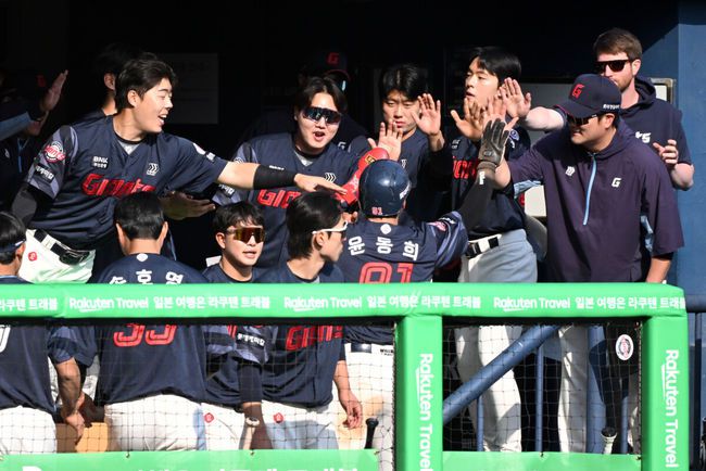 [OSEN=잠실, 이대선 기자] 26일 오후 서울 잠실야구장에서 2025 신한 SOL Bank KBO리그 두산 베어스와 롯데 자이언츠의 경기가 열렸다.두산은 잭로그, 롯데는 나균안을 선발 투수로 내세웠다.8회초 무사 2루에서 롯데 레이예스의 좌중간 적시 2루타 때 홈을 밟은 2루주자 윤동희가 더그아웃에서 환호하고 있다. 2025.04.26 /sunday@osen.co.kr