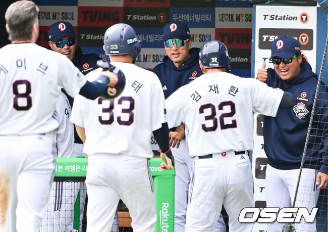 [OSEN=잠실, 박준형 기자]  27일 오후 서울 잠실구장에서 ‘2025 신한 SOL BANK KBO리그’ 두산 베어스와 롯데 자이언츠의 경기가 진행됐다.이날 경기에서 두산은 최승용을, 롯데는 박진을 선발투수로 내세웠다.4회말 두산 이승엽 감독이 오명진의 선취 만루홈런때 미소 짓고 있다.     2025.04.27 / soul1014@osen.co.kr