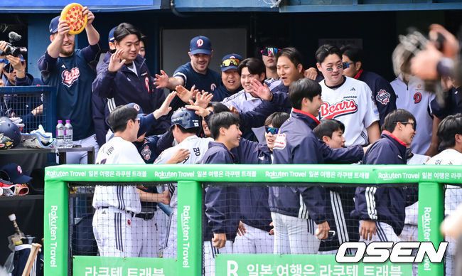 [OSEN=잠실, 박준형 기자]  27일 오후 서울 잠실구장에서 ‘2025 신한 SOL BANK KBO리그’ 두산 베어스와 롯데 자이언츠의 경기가 진행됐다.이날 경기에서 두산은 최승용을, 롯데는 박진을 선발투수로 내세웠다.4회말 두산 오명진이 선취 만루홈런을 날린뒤 동료들의 축하를 받고 있다.    2025.04.27 /
