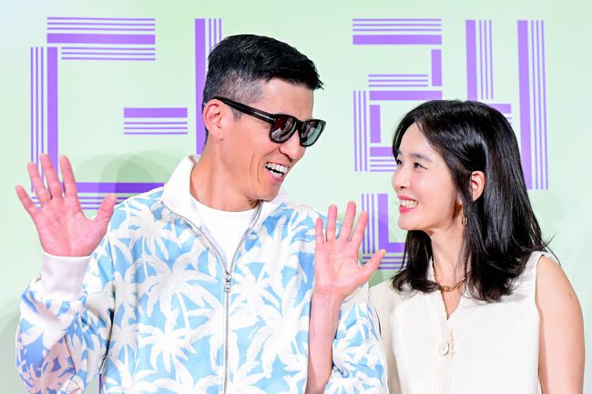 [OSEN=지형준 기자] 31일 오후 서울 메가박스 코엑스에서 영화 '원더랜드' VIP 시사회가 열렸다.'원더랜드'는 죽은 사람을 인공지능으로 복원하는 영상통화 서비스 ‘원더랜드’를 통해 사랑하는 사람과 다시 만나는 이야기로 6월 5일 전국 극장에서 만날 수 있다.가수 션, 배우 정혜영 부부가 참석해 포즈를 취하고 있다. 2024.05.31 /jpnews@osen.co.kr