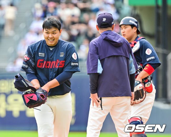 [OSEN=잠실, 박준형 기자]  27일 오후 서울 잠실구장에서 ‘2025 신한 SOL BANK KBO리그’ 두산 베어스와 롯데 자이언츠의 경기가 진행됐다.이날 경기에서 두산은 최승용을, 롯데는 박진을 선발투수로 내세웠다.4회말 1사 1,2루 롯데 주형광 코치가 선발투수 박진을 교체시키고 있다.    2025.04.27 / soul1014@osen.co.kr