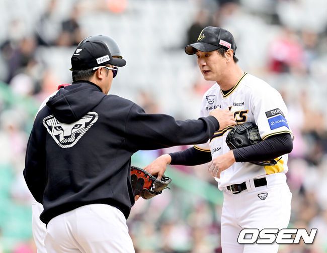 [OSEN=인천, 김성락 기자] 27일 인천 미추홀구 SSG랜더스필드에서 '2025 신한 SOL Bank KBO리그' SSG 랜더스와 키움 히어로즈의 경기가 열렸다. 홈팀 SSG는 김광현, 키움은 하영민을 선발로 내세웠다. 4회초 1사 1, 2루 SSG 김광현이 강판되고 있다. 2025.04.27 / ksl0919@osen.co.kr