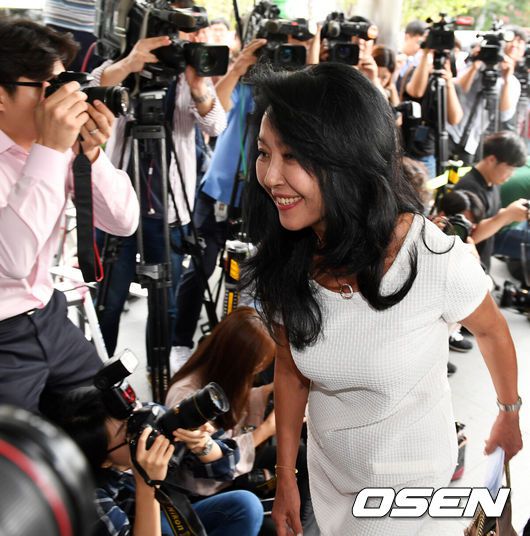 [OSEN=분당, 지형준 기자] 이재명 경기지사와의 '여배우 스캔들' 사건 당사자인 배우 김부선이 변호사 강용석과 함께 14일 오후 경기도 분당경찰서에 동반 출석하고 있다. /jpnews@osen.co.kr
