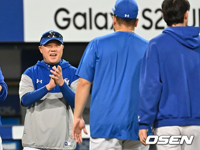 [OSEN=대구, 이석우 기자] 26일 대구삼성라이온즈파크에서 2025 신한 SOL 뱅크 KBO 리그 삼성 라이온즈와 NC 다이노스의 경기가 열렸다. 홈팀 삼성은 후라도가, 방문팀 NC는 이용찬이 선발 출전했다. 삼성 라이온즈 박진만 감독이 NC 다이노스에 9-1로 승리한 후 후라도를 향해 활짝 웃으며 박수를 보내고 있다. 2025.04.26 / foto0307@osen.co.kr