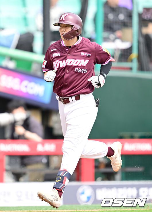 [OSEN=인천, 김성락 기자] 27일 인천 미추홀구 SSG랜더스필드에서 '2025 신한 SOL Bank KBO리그' SSG 랜더스와 키움 히어로즈의 경기가 열렸다. 홈팀 SSG는 김광현, 키움은 하영민을 선발로 내세웠다. 3회초 2사 만루 키움 오선진이 선취 만루 홈런을 날린 뒤 그라운드를 돌고 있다. 2025.04.27 / ksl0919@osen.co.kr