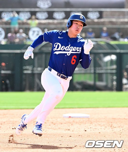 [OSEN=글렌데일(미국), 이대선 기자] '코리안 데이'였다.이정후(샌프란시스코 자이언츠)와 김혜성(LA 다저스)이 맞대결에서 나란히 맹활약했다. LA 다저스와 샌프란시스코 자이언츠는 2일(이하 한국시간) 미국 애리조나주 글렌데일의 캐멀백 랜치에서 2025 메이저리그 시범경기를 치렀다.이날 김혜성은 8번 유격수로,이정후는 3번 중견수로 각각 선발 출장했다. 이정후가 총알 2루타로 선제 타점을 올리자, 7푼 타율로 마음고생을 하던 김혜성은 시범경기 첫 홈런포를 터뜨렸다.3회말 1사에서 LA 다저스 락우드-파웰의 적시 2루타 때 1루주자 김혜성이 홈으로 쇄도하고 있다. 2025.03.02 / sunday@osen.co.kr