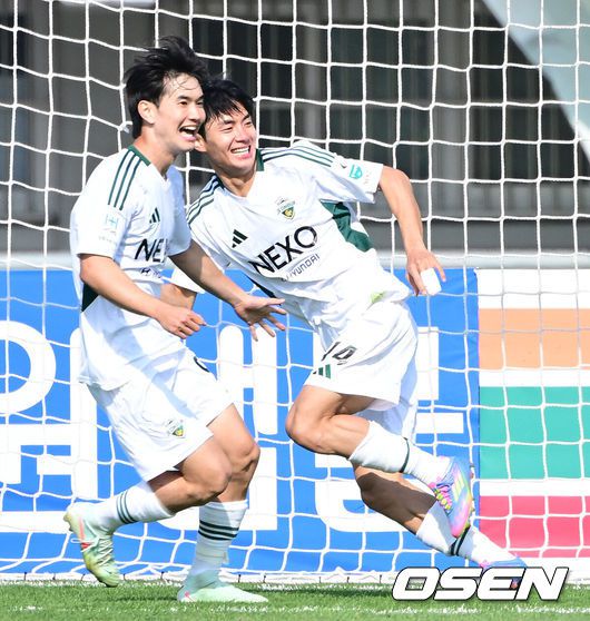 [OSEN=수원, 최규한 기자] 극장골에 극장골이 터졌다. 전북현대가 적지에서 경기 종료 직전 나온 전진우의 득점으로 승점 3점을 챙겼다.전북 현대는26일 오후 2시수원종합운동장에서 열린하나은행 K리그1 2025 10라운드에서 수원FC를 2-1로 제압했다.후반 추가시간 전북 전진우가 결승골을 작렬시킨 뒤 김진규와 기뻐하고 있다. 2025.04.26 / dreamer@osen.co.kr