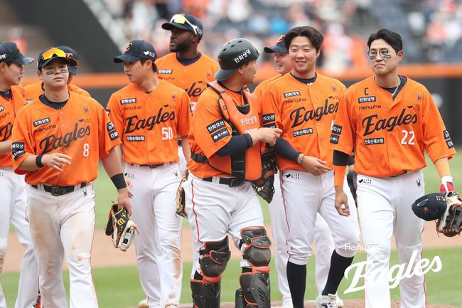 한화가 27일 대전 KT전을 4-3으로 승리했다. 9회 세이브를 거둔 투수 김범수를 비롯해 한화 선수들이 기뻐하고 있다. /한화 이글스 제공