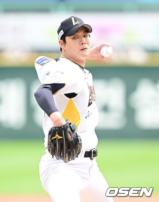 [OSEN=인천, 김성락 기자] 27일 인천 미추홀구 SSG랜더스필드에서 '2025 신한 SOL Bank KBO리그' SSG 랜더스와 키움 히어로즈의 경기가 열렸다. 홈팀 SSG는 김광현, 키움은 하영민을 선발로 내세웠다. 1회초 SSG 선발 김광현이 마운드에 올라 힘차게 공을 뿌리고 있다. 2025.04.27 / ksl0919@osen.co.kr