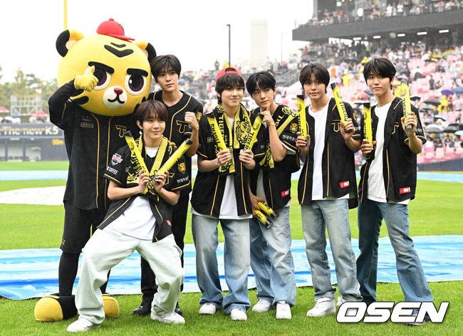 [OSEN=광주, 이대선 기자] 22일 광주-기아 챔피언스필드에서 열릴 예정이던 2024 프로야구 NC 다이노스와 KIA 타이거즈의 경기가 우천으로 취소됐다.전날에 이어 이틀 연속 취소이다. NC는 20일 창원 롯데전부터 사흘연속 우천취소이다.공 감독대행은 취임 이후 사흘째 경기 지휘를 못했다. 취소된 경기는 29일 이후로 새롭게편성될 예정이다.시구 예정이었던 NCT 위시 멤버들이 경기가 취소되자 그라운드에서 인사를 하고 있다. 2024.09.22 /sunday@osen.co.kr