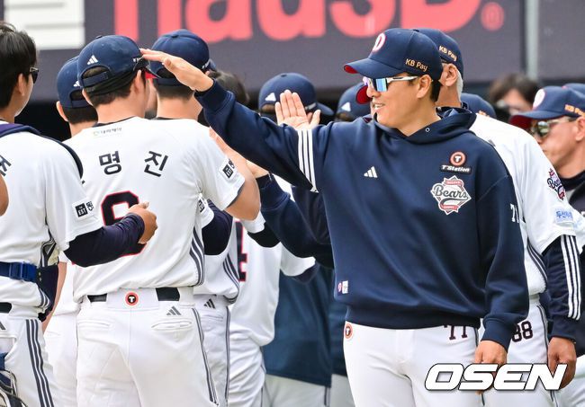 [OSEN=잠실, 박준형 기자]  두산 이승엽호가‘시범경기 타격왕’ 오명진의 결승 만루홈런에 힘입어 연패를 끊어냈다.프로야구 두산 베어스는 27일 서울 잠실구장에서 열린 2025 신한 SOL뱅크 KBO리그 롯데 자이언츠와의 시즌 6차전에서 13-4 대승을 거뒀다.경기종료 후 두산 이승엽 감독이 6타점 기록한 오명진과 하이파이브를 하고 있다  2025.04.27 / soul1014@osen.co.kr