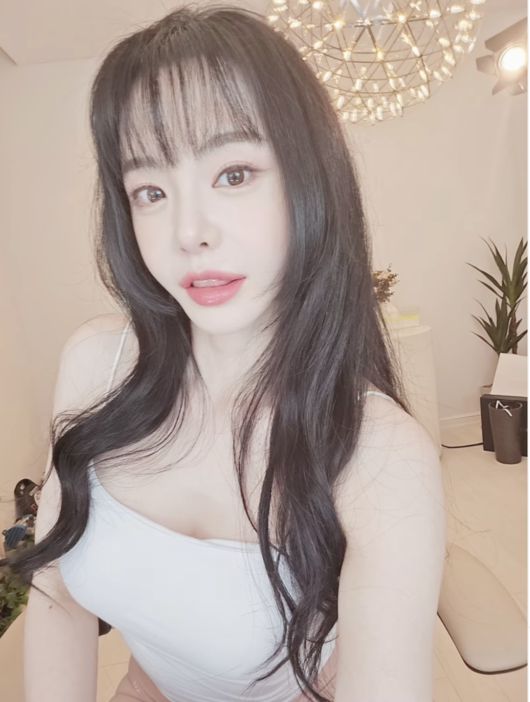 [OSEN=이대선 기자] 17일 오후 서울 용산구 블루스퀘어에서 그룹 펜타곤의 미니 9집 'SUM(MER:)' 발매기념 쇼케이스가 열렸다.방송인 서유리가 진행을 하고 있다. /sunday@osen.co.kr