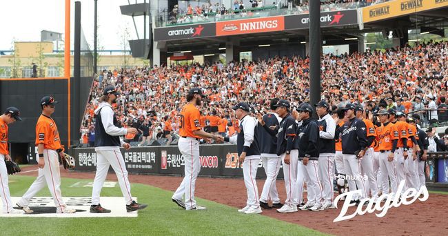 한화 김경문 감독이 27일 대전 KT전 승리 후 코디 폰세를 비롯해 선수들과 기쁨을 나누고 있다. /한화 이글스 제공
