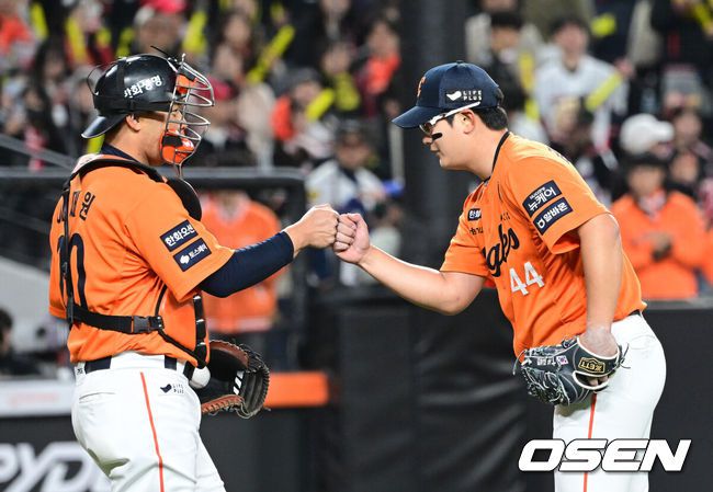 [OSEN=대전, 최규한 기자] 경기를 마무리한 한화 김서현(오른쪽)이 포수 이재원이 인사를 나누고 있다. 2025.03.28 / dreamer@osen.co.kr