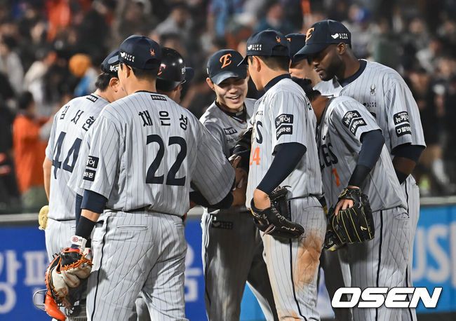 [OSEN=이석우 기자] 하화 선수들이 8연승을 거둔 뒤 승리의 기쁨을 나누고 있다. 2025.04.23 / foto0307@osen.co.kr