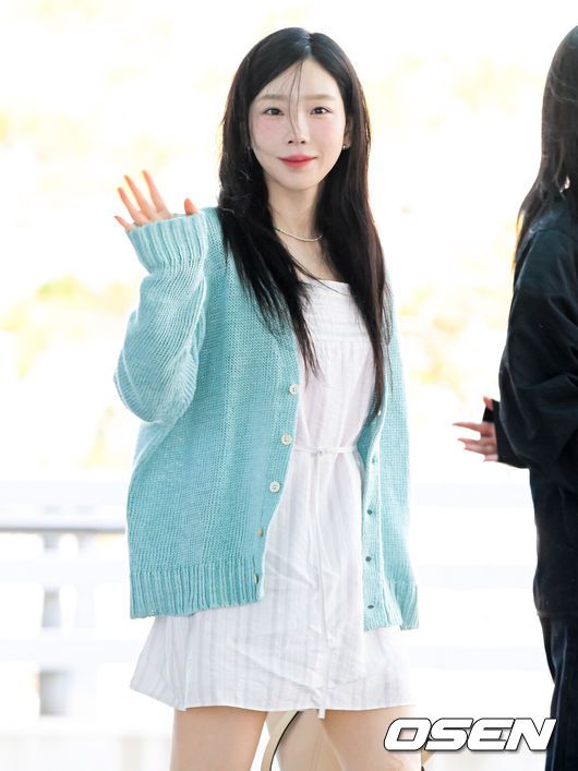 [OSEN=인천공항, 조은정 기자]소녀시대 태연이 25일 인천국제공항을 통해 콘서트 ‘더 텐스’(TheTENSE)공연 차 마카오로 출국했다.태연은 지난달 서울 공연을 시작으로 아시아 투어에 나섰다. 현재까지 타이베이, 마닐라, 자카르타에서의 공연을 마쳤으며, 마카오, 싱가포르, 태국, 홍콩에서 공연이 예정돼 있다.태연이 출국장으로 향하고 있다. 2025.04.25 /cej@osen.co.kr