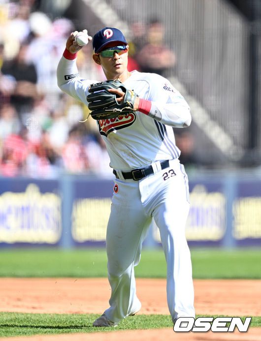 [OSEN=잠실, 이대선 기자] 20일 오후 서울 잠실야구장에서 2025 신한 SOL Bank KBO리그 두산 베어스와 KIA  타이거즈의 경기가 열렸다.두산은 잭로그, KIA는 네일을 선발 투수로 내세웠다.5회초 2사 1루에서 두산 강승호가 김선빈을 땅볼로 처리하고 있다. 2025.04.20 /sunday@osen.co.kr