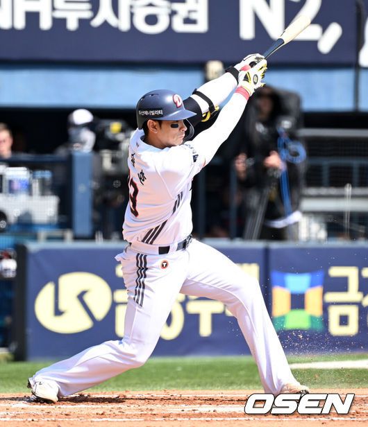 [OSEN=잠실, 이대선 기자] 26일 오후 서울 잠실야구장에서 2025 신한 SOL Bank KBO리그 두산 베어스와 롯데 자이언츠의 경기가 열렸다.두산은 잭로그, 롯데는 나균안을 선발 투수로 내세웠다.2회말 1사에서 두산 강승호가 상대 실책을 유발하는 땅볼을 치고 있다. 2025.04.26 /sunday@osen.co.kr