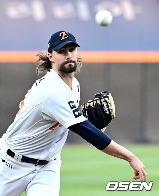 [OSEN=대전, 지형준 기자] 29일 대전 한화생명볼파크에서 2025 신한 SOL Bank KBO리그 한화 이글스와 LG 트윈스의 경기가 열렸다.이날 한화는 우완 라이언 와이스, LG는 좌완 송승기가 선발로 나섰다. 1회초 한화 와이스가 역투하고 있다. 2025.04.29 /jpnews@osen.co.kr