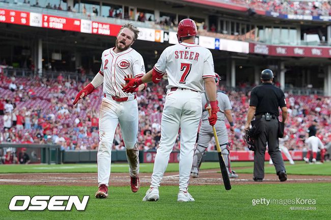 [사진] 신시내티 개빈 럭스(왼쪽)가 득점 후 스펜서 스티어와 기뻐하고 있다. ⓒGettyimages(무단전재 및 재배포 금지)