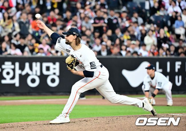 [OSEN=대전, 지형준 기자] 29일 대전 한화생명볼파크에서 2025 신한 SOL Bank KBO리그 한화 이글스와 LG 트윈스의 경기가 열렸다.이날 한화는 우완 라이언 와이스, LG는 좌완 송승기가 선발로 나섰다. 2회초 한화 와이스가 역투하고 있다. 2025.04.29 /jpnews@osen.co.kr