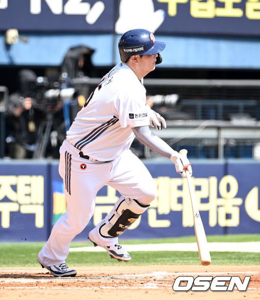 [OSEN=잠실, 이대선 기자] 26일 오후 서울 잠실야구장에서 2025 신한 SOL Bank KBO리그 두산 베어스와 롯데 자이언츠의 경기가 열렸다.두산은 잭로그, 롯데는 나균안을 선발 투수로 내세웠다.2회말 1사 1,2루 두산 김기연이 중전 적시타를 치고 있다. 2025.04.26