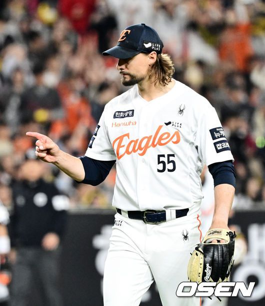 [OSEN=대전, 지형준 기자] 29일 대전 한화생명볼파크에서 2025 신한 SOL Bank KBO리그 한화 이글스와 LG 트윈스의 경기가 열렸다.이날 한화는 우완 라이언 와이스, LG는 좌완 송승기가 선발로 나섰다. 4회초 수비를 마치고 한화 와이스가 이재원을 향해 손짓하고 있다. 2025.04.29 /jpnews@osen.co.kr