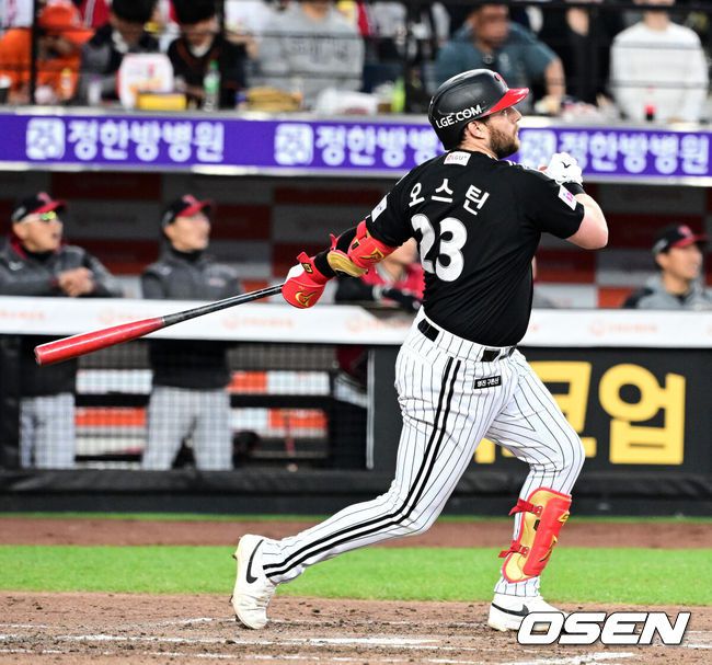 [OSEN=대전, 지형준 기자] 29일 대전 한화생명볼파크에서 2025 신한 SOL Bank KBO리그 한화 이글스와 LG 트윈스의 경기가 열렸다.이날 한화는 우완 라이언 와이스, LG는 좌완 송승기가 선발로 나섰다. 3회초 1사 1루에서 LG 오스틴이 역전 좌월 투런포를 날리고 있다. 2025.04.29 /jpnews@osen.co.kr