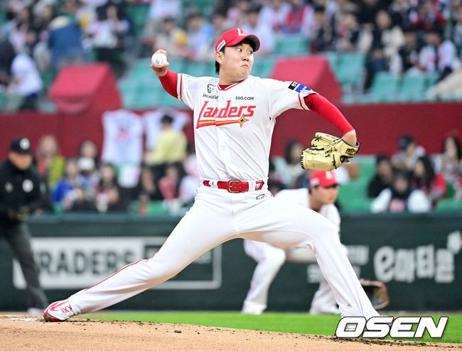 [OSEN=인천, 최규한 기자] 1일 오후 인천 SSG랜더스필드에서 ‘2025 신한 SOL Bank KBO리그’ SSG 랜더스와 삼성 라이온즈의 경기가 열렸다.이날 홈팀 SSG는 송영진, 방문팀 삼성은 이승현을 선발로 내세웠다.2회초 SSG 선발 송영진이 힘차게 공을 뿌리고 있다. 2025.05.01 / dreamer@osen.co.kr