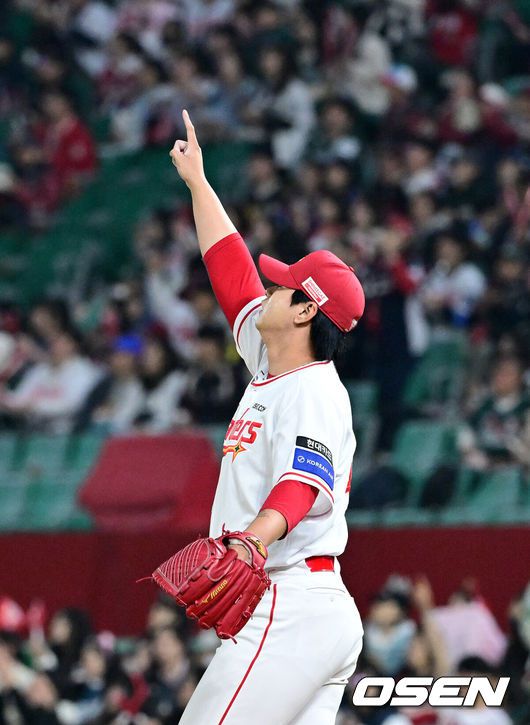 [OSEN=인천, 최규한 기자] 1일 오후 인천 SSG랜더스필드에서 ‘2025 신한 SOL Bank KBO리그’ SSG 랜더스와 삼성 라이온즈의 경기가 열렸다.이날 홈팀 SSG는 송영진, 방문팀 삼성은 이승현을 선발로 내세웠다.6회초 2사 1, 2루 상황 SSG 김민이 삼성 이재현을 외야 뜬공으로 이끈 뒤 타구를 손으로 가리키고 있다. 2025.05.01 / dreamer@osen.co.kr