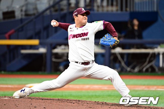 [OSEN=고척, 조은정 기자]29일 오후 서울 고척스카이돔에서 ‘2025 신한 SOL BANK KBO리그’  키움 히어로즈와 롯데 자이언츠의 경기가 진행됐다.이날 경기에서 키움은 김윤하를, 롯데는 반즈를 선발투수로 내세웠다.7회초 1사 1,2루 키움 양지율이 역투하고 있다.  2025.04.29 /cej@osen.co.kr