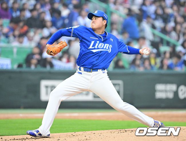 [OSEN=인천, 최규한 기자] 1일 오후 인천 SSG랜더스필드에서 ‘2025 신한 SOL Bank KBO리그’ SSG 랜더스와 삼성 라이온즈의 경기가 열렸다.이날 홈팀 SSG는 송영진, 방문팀 삼성은 이승현을 선발로 내세웠다.1회말 삼성 선발 이승현이 힘차게 공을 뿌리고 있다. 2025.05.01 / dreamer@osen.co.kr