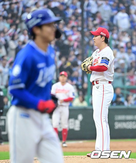 [OSEN=인천, 최규한 기자] 1일 오후 인천 SSG랜더스필드에서 ‘2025 신한 SOL Bank KBO리그’ SSG 랜더스와 삼성 라이온즈의 경기가 열렸다.이날 홈팀 SSG는 송영진, 방문팀 삼성은 이승현을 선발로 내세웠다.1회초 2사 만루 상황 삼성 이재현에게 밀어내기 볼넷을 내준 SSG 선발 송영진이 아쉬워하고 있다. 2025.05.01 / dreamer@osen.co.kr