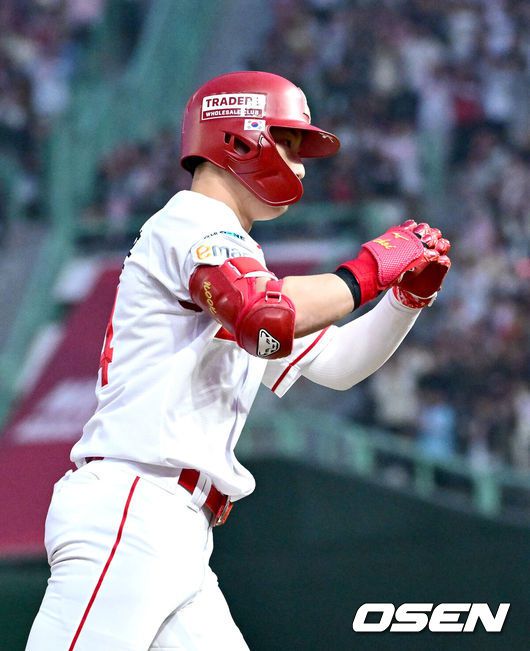 [OSEN=인천, 최규한 기자] 1일 오후 인천 SSG랜더스필드에서 ‘2025 신한 SOL Bank KBO리그’ SSG 랜더스와 삼성 라이온즈의 경기가 열렸다.이날 홈팀 SSG는 송영진, 방문팀 삼성은 이승현을 선발로 내세웠다.3회말 1사 1루 상황 SSG 최지훈이 역전 좌월 투런포를 날리고 그라운드를 돌며 기뻐하고 있다. 2025.05.01 / dreamer@osen.co.kr