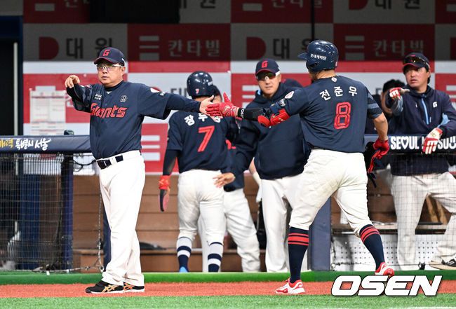 [OSEN=고척, 이대선 기자] 1일 오후 서울 고척스카이돔에서 2025 신한 SOL Bank KBO리그 키움 히어로즈와 롯데 자이언츠의 경기가 열렸다.키움은 조영건, 롯데는 데이비슨을 선발 투수로 내세웠다.8회초 2사 2루에서 롯데 전준우가 좌전 적시타를 치고 대주자로 교체되며 김태형 감독과 하이파이브를 하고 있다. 2025.05.01 /sunday@osen.co.kr