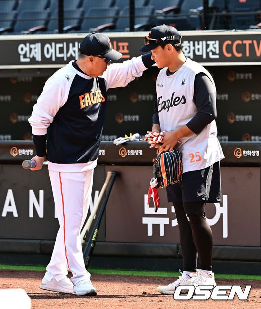 [OSEN=대전, 지형준 기자] 한화 김경문 감독과 훈련 중 김태연과 이야기를 나누며 격려하고 있다. 2025.04.29 /jpnews@osen.co.kr