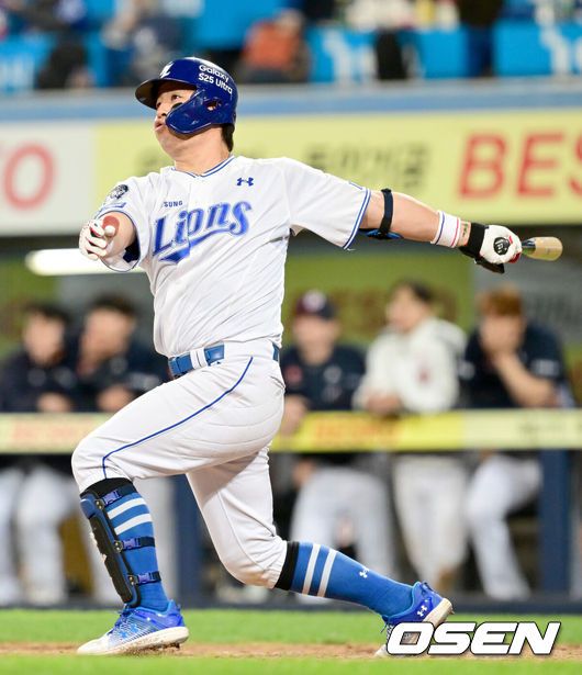 [OSEN=대구, 김성락 기자] 2일 대구 삼성라이온즈파크에서 '2025 신한 SOL Bank KBO리그' 삼성 라이온즈와 두산 베어스의 경기가 열렸다. 홈팀 삼성은 후라도, 두산은 잭로그를 선발로 내세웠다. 8회말 무사 2, 3루 삼성 강민호가 3점 홈런을 날린 뒤 홈에서 주자 디아즈, 구자욱과 기쁨을 나누고 있다. 2025.05.02 / ksl0919@osen.co.kr