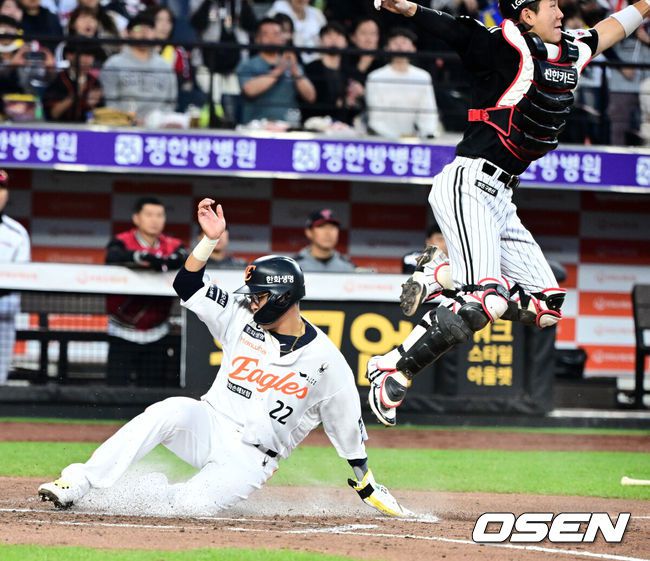 [OSEN=대전, 지형준 기자] 29일 대전 한화생명볼파크에서 2025 신한 SOL Bank KBO리그 한화 이글스와 LG 트윈스의 경기가 열렸다.이날 한화는 우완 라이언 와이스, LG는 좌완 송승기가 선발로 나섰다. 2회말 1사 1,3루에서 한화 채은성이 이재원의 우익수 희생플라이에 선취점에 성공하고 있다. 2025.04.29 /jpnews@osen.co.kr