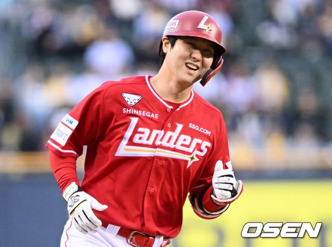 [OSEN=잠실, 조은정 기자]2일 오후 서울 잠실구장에서 ‘2025 신한 SOL BANK KBO리그’ LG 트윈스와 SSG 랜더스의 경기가 열렸다.이날 경기에 홈팀 LG는 손주영을 방문팀 SSG은 앤더슨을 선발로 내세웠다.1회초 1사 1루 SSG 최정이 선제 좌월 투런포를 날린 뒤 베이스를 돌고 있다. 2025.05.02 /cej@osen.co.kr