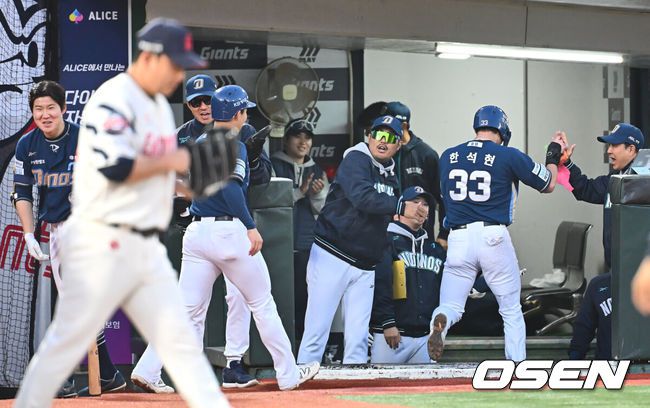 [OSEN=부산, 이석우 기자] 3일 부산 사직야구장에서 2025 신한 SOL 뱅크 KBO 리그 롯데 자이언츠와 NC 다이노스의 경기가 열렸다. 홈팀 롯데는 박진, 방문팀 NC는 신민혁이 선발 출전했다.NC 다이노스 한석현이 6회초 무사 1,3루 권희동의 우중간 2루타때 득점을 올리고 이호준 감독과 하이파이브를 하고 있다. 2025.05.03 / foto0307@osen.co.kr