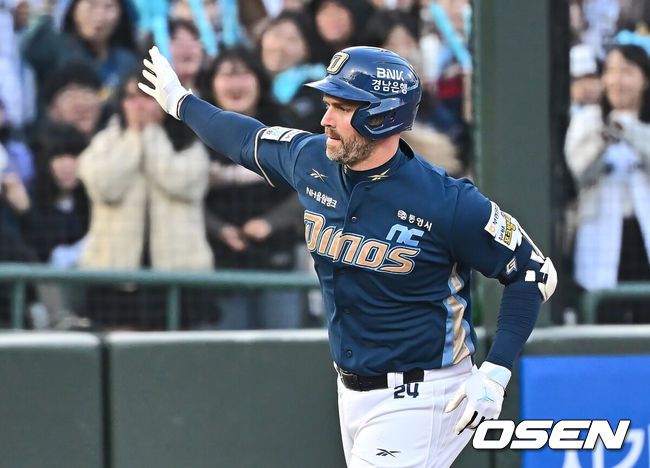 [OSEN=부산, 이석우 기자] 3일 부산 사직야구장에서 2025 신한 SOL 뱅크 KBO 리그 롯데 자이언츠와 NC 다이노스의 경기가 열린다. 홈팀 롯데는 박진, 방문팀 NC는 신민혁이 선발 출전한다.NC 다이노스 데이비슨이 5회초 1사 좌월 솔로 홈런을 치고 하이파이브를 하고 있다. 2025.05.03 / foto0307@osen.co.kr
