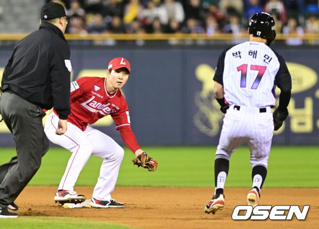 [OSEN=잠실, 조은정 기자]2일 오후 서울 잠실구장에서 ‘2025 신한 SOL BANK KBO리그’ LG 트윈스와 SSG 랜더스의 경기가 열렸다.이날 경기에 홈팀 LG는 손주영을 방문팀 SSG은 앤더슨을 선발로 내세웠다.7회말 무사 1루 SSG 유격수 박성한이 도루 시도하는 LG 박해민을 태그아웃 처리하고 있다. 2025.05.02 /cej@osen.co.kr
