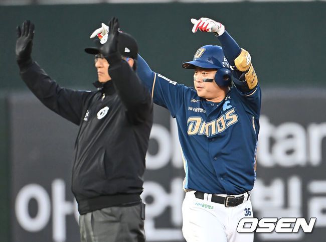 [OSEN=부산, 이석우 기자] 3일 부산 사직야구장에서 2025 신한 SOL 뱅크 KBO 리그 롯데 자이언츠와 NC 다이노스의 경기가 열렸다. 홈팀 롯데는 박진, 방문팀 NC는 신민혁이 선발 출전했다.NC 다이노스 권희동이 6회초 무사 1,3루 우중간 2타점 2루타를 치고 세리머니를 하고 있다. 2025.05.03 / foto0307@osen.co.kr