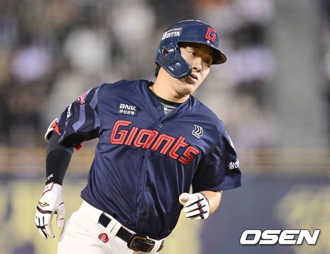 [OSEN=잠실, 김성락 기자] 25일 오후 서울 잠실야구장에서 ‘2025 신한 SOL Bank KBO리그’ 두산 베어스와 롯데 자이언츠의 경기가 열렸다.홈팀 두산은 최원준, 원정팀 롯데는 데이비슨을 선발로 내세웠다. 7회초 무사 3루 롯데 나승엽이 2점 홈런을 날린 뒤 그라운드를 돌고 있다. 2025.04.25/ ksl0919@osen.co.kr