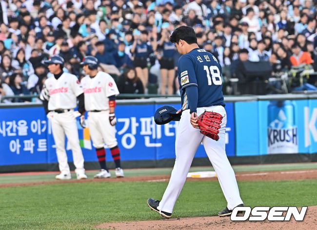 [OSEN=부산, 이석우 기자] 3일 부산 사직야구장에서 2025 신한 SOL 뱅크 KBO 리그 롯데 자이언츠와 NC 다이노스의 경기가 열린다. 홈팀 롯데는 박진, 방문팀 NC는 신민혁이 선발 출전한다.NC 다이노스 선발 투수 신민혁이 2회말 교체되고 있다. 2025.05.03 / foto0307@osen.co.kr