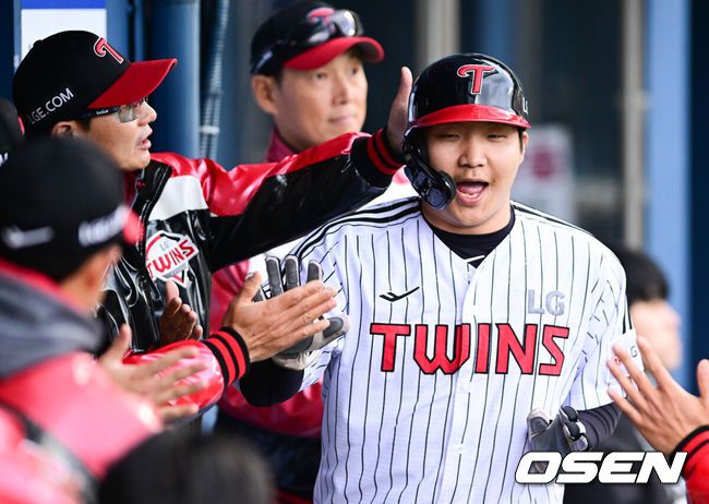 [OSEN=잠실, 조은정 기자3일 오후 서울 잠실구장에서 ‘2025 신한 SOL BANK KBO리그’ LG 트윈스와 SSG 랜더스의 경기가 열렸다.이날 경기에 홈팀 LG는 임찬규를 방문팀 SSG은 김광현을 선발로 내세웠다.3회말 2사 2루 LG 박동원의 1타점 2루타에 득점을 올린 문보경이 염경엽 감독의 축하를 받고 있다. 2025.05.03 /cej@osen.co.kr