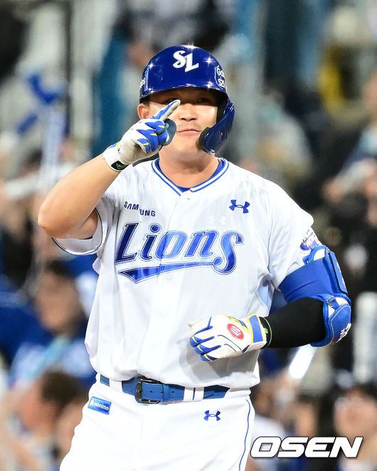 [OSEN=대구, 김성락 기자] 2일 대구 삼성라이온즈파크에서 '2025 신한 SOL Bank KBO리그' 삼성 라이온즈와 두산 베어스의 경기가 열렸다. 홈팀 삼성은 후라도, 두산은 잭로그를 선발로 내세웠다. 7회말 2사 1, 2루 삼성 전병우가 동점 1타점 적시타를 날린 뒤 세리머니를 하고 있다.  2025.05.02 / ksl0919@osen.co.kr