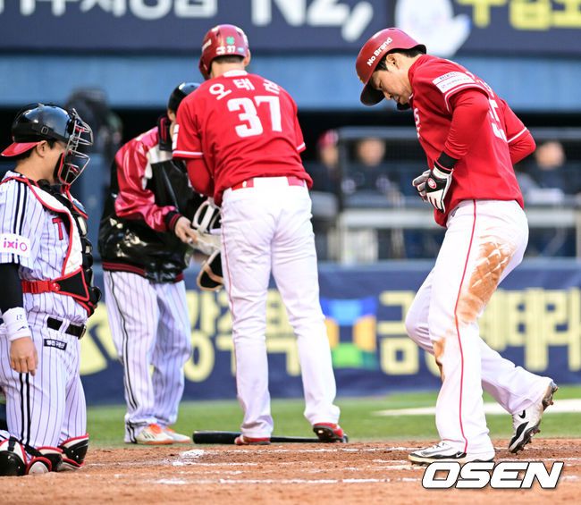 [OSEN=잠실, 조은정 기자3일 오후 서울 잠실구장에서 ‘2025 신한 SOL BANK KBO리그’ LG 트윈스와 SSG 랜더스의 경기가 열렸다.이날 경기에 홈팀 LG는 임찬규를 방문팀 SSG은 김광현을 선발로 내세웠다.7회초 1사 만루 SSG 오태곤이 밀어내기 볼넷을 골라내며 한유섬이 홈을 밟고 있다. 2025.05.03 /cej@osen.co.kr