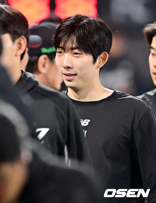 [OSEN=수원, 민경훈 기자] 3일 오후 수원 KT위즈파크에서 ‘2025 신한 SOL Bank KBO리그’ KT 위즈와 키움 히어로즈의 경기가 열렸다. KT 선발 오원석이 6이닝 5탈삼진 무실점 호투로시즌 4승째를 올렸다.경기를 마치고 KT 승리투수 오원석이 하이파이브를 하고 있다.  2025.05.03 / rumi@osen.co.kr